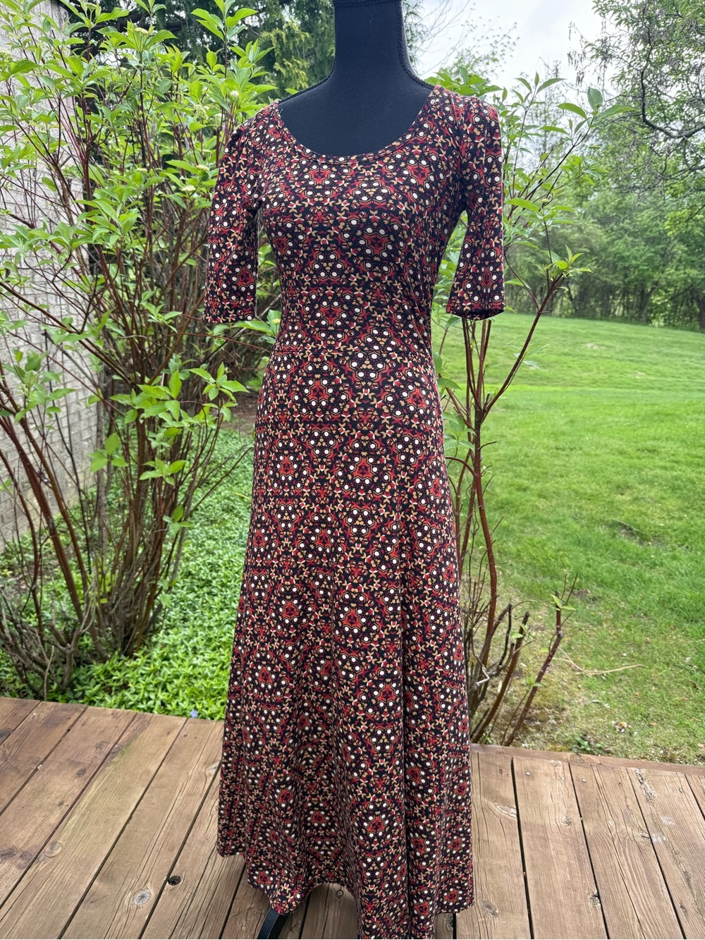 Floral Maxi Dress Scoop Neck- Black & Red
Size XS 96% spun polyester.LULAROE